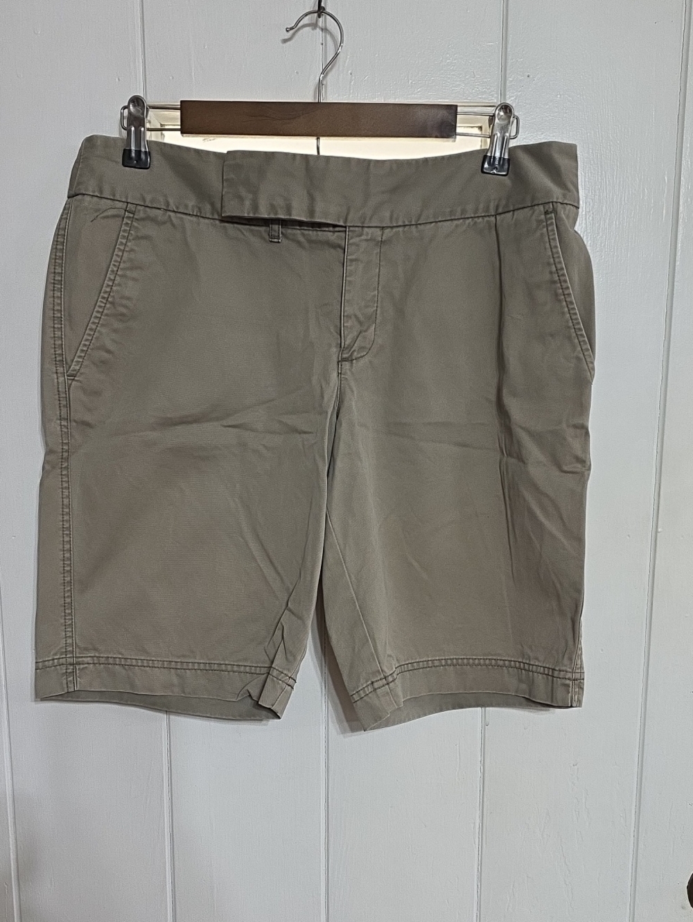 Eddie Bauer Vashon Fit Women's Shorts Khaki Green Pockets Hook/Zip Sz 8 EUC